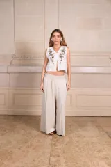 Pantalón palazzo rojo de lino con cintura de algodón con spandex.