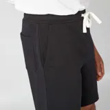 Bermudas deportivas negras de corte recto.