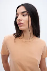 Remera color durazno de algodón lavado con textura extra suave y calce ajustado.