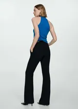 Top verde esmeralda de tejido de punto fino, cuello halter y diseño entallado.