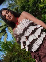 Top strapless con estampado floral, con elástico en la espalda y volados estructurados en la parte delantera.