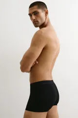 Pack de tres calzoncillos tipo trunk negros de punto elástico con costuras planas, cintura elástica y parte delantera forrada. Confeccionados con tecnología Lycra® Xtra Life™.