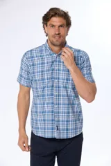 Camisa de manga corta con estampado a cuadros azules y blancos. Confeccionada en Uruguay.