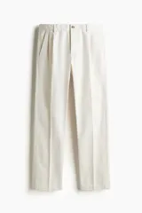 Pantalón de vestir color crema, de corte recto, con bolsillos laterales y traseros. Se ajusta a la cintura con botón.