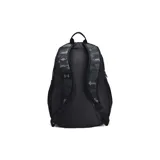 Mochila Under Armour negra con logo blanco, tecnología UA Storm resistente al agua, panel trasero acolchado, correas ergonómicas ajustables, funda para laptop de hasta 15 pulgadas, cordón frontal elástico y dos bolsillos laterales para botellas.