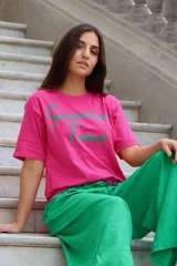 Remera fucsia de corte holgado con estampado verde de la frase 'Summer Time'.