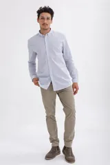 Pantalón de vestir color beige, de corte slim fit.