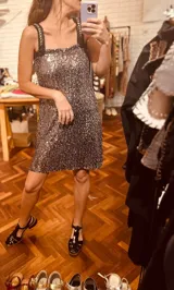 Minivestido de fiesta con lentejuelas plateadas, breteles anchos de cuero sintético negro con detalle de trenzado plateado y escote recto.