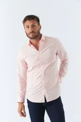 Camisa estampada para hombre, corte slim, manga larga, logo bordado y cartera con botones.