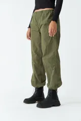 Pantalón negro de tiro medio, corte recto cropped y bolsillos laterales.