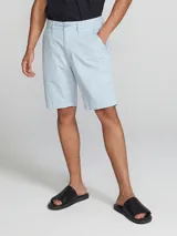 Bermuda celeste de corte chino con dobladillo.