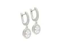 Aros colgantes de plata 925 con diseño de argolla con circonias y dije colgante ovalado con circonias.