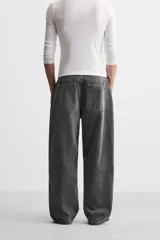 Pantalón de jean celeste con efecto lavado, corte amplio tipo baggy y cinco bolsillos.