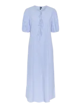 Vestido midi celeste a rayas verticales blancas, con mangas cortas abullonadas y escote redondo con lazos.