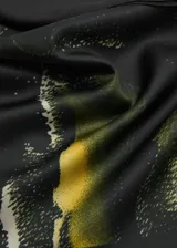 Pañuelo cuadrado con estampado abstracto en tonos negro, amarillo y blanco.