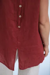 Musculosa color borgoña de lino italiano con diseño suelto y fluido. Detalle de botones en la espalda.