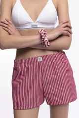 Short de popelina rayada en blanco y negro, con cintura elastizada y bolsillos laterales.