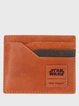 Tarjetero de cuero marrón con 7 ranuras para tarjetas y forro interior inspirado en los rebeldes. Presenta un diseño del Halcón Milenario y el logo de Lucasfilm Ltd. Producto hecho a mano con cuero de primera calidad.