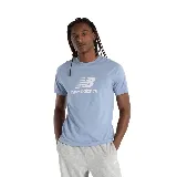 Camiseta celeste de manga corta con logo de New Balance estampado en blanco en el pecho.