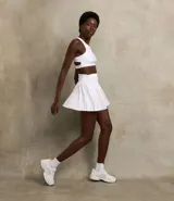 Short pollera deportivo blanco de microfibra con diseño plegado.