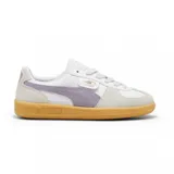 Championes Puma Palermo LTH, color blanco con detalles en lila y suela color caramelo.