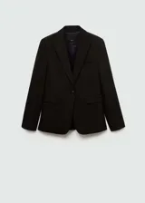 Blazer azul marino con cuello de pico y solapa, hombros estructurados, diseño entallado y dos bolsillos de ribete en la parte delantera.