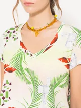 Remera estampada de flame de algodón, con cuello en V, recorte central en la espalda y ruedo curvo.