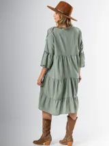 Vestido italiano 100% algodón, corte midi y calce amplio. Tiene cuello mao y apliques de flores con textura.