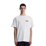 Remera blanca de algodón con cuello redondo y manga corta. Estampado pequeño en el pecho con el logo de la marca en forma ovalada, con borde amarillo y letras en naranja.