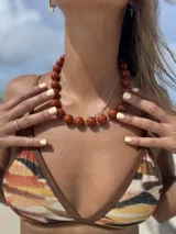 Collar corto con cuentas grandes color rojo.
