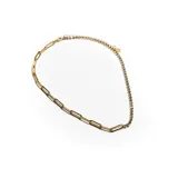 Collar de acero dorado, con combinación de eslabones y detalles brillantes.