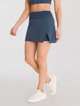 Falda deportiva azul con calza interior y bolsillo lateral.