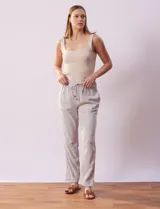 Pantalón de lino color gris claro, marca Cable & Gauge. Tiene pretina ancha elastizada con lazo de ajuste, bolsillos delanteros y ruedo con botamanga.