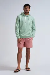 Short de baño rosado con cordón ajustable en la cintura.