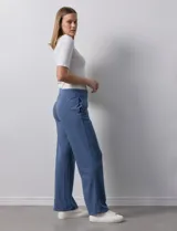 Pantalón celeste de tejido soft, corte wide leg y pretina ancha elastizada.