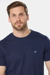 Remera celeste de manga corta con cuello redondo y bordado pequeño en el pecho. Corte clásico.