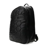 Mochila negra con diseño acolchado en forma de hexágonos.