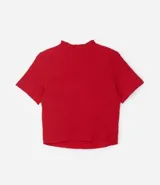 Blusa roja de poliéster texturizado con cuello alto y mangas cortas.