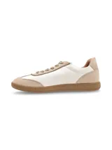 Zapatillas acordonadas doradas de cuero, con suela marrón de goma.