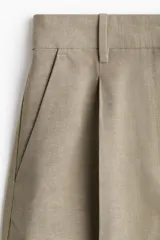 Short color arena de tiro alto, con pinzas delanteras, bolsillos laterales y presillas para cinturón.