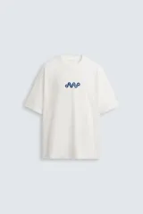 Camiseta blanca de corte holgado, cuello redondo y manga corta. Estampado frontal y trasero con gráficos y textos combinados en color azul.