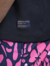 Camiseta de manga corta color azul marino, con cuello redondo y calce holgado.