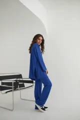 Conjunto de buzo y pantalón rojo de morley, con diseño cómodo y ajustado.