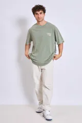 Remera gris oscuro de corte holgado con estampado pequeño en el pecho.