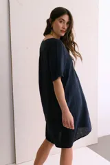 Vestido corto color arena, de lino, con escote en V y mangas cortas.