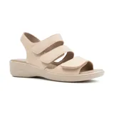 Sandalias bajas de cuero sintético color negro, con tres tiras horizontales con velcro y tira trasera con hebilla.