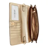 Cartera bandolera Guess Noelle color beige con correa de cadena dorada y logo triangular dorado en el frente.