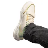 Championes deportivos 361° Fashion Basketball, color blanco con detalles en verde y dorado.