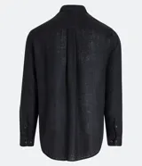 Camisa negra de lino con corte clásico, cuello camisero y mangas largas. Cierre frontal con botones.