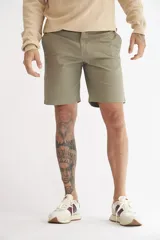 Bermuda color marrón claro, de corte recto y largo a la rodilla.